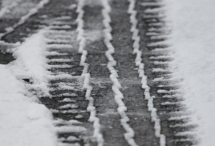 От снега и наледи дорожники обработали 17 тысяч километров дорог в Ленобласти