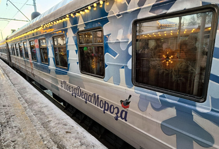 Долгожданный поезд Деда Мороза приехал в Петергоф