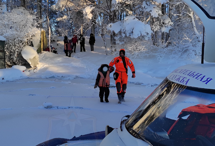 Застрявшую компанию людей на острове Ладожского озера спасатели доставили на берег