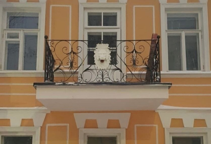 На балконе краеведческого музея в Новой Ладоге вновь появился лев