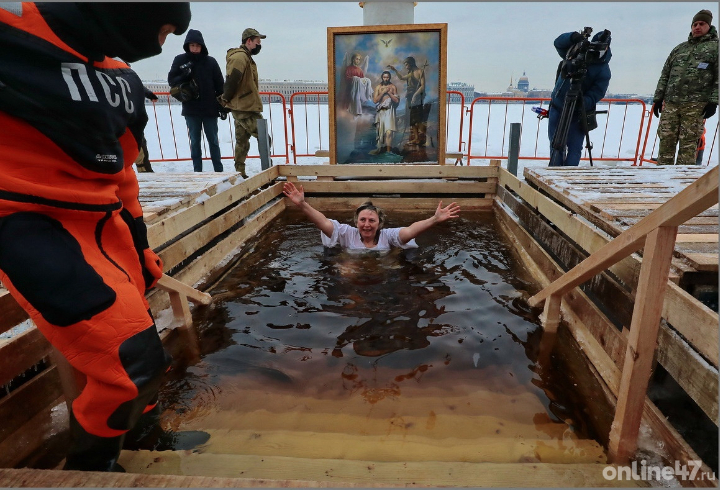 Жителям Ленобласти напомнили правила безопасного купания в крещенской купели