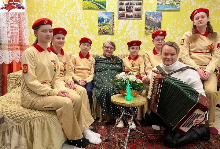 Юнармейцы Приозерского района поздравили с праздниками ветерана Великой Отечественной войны