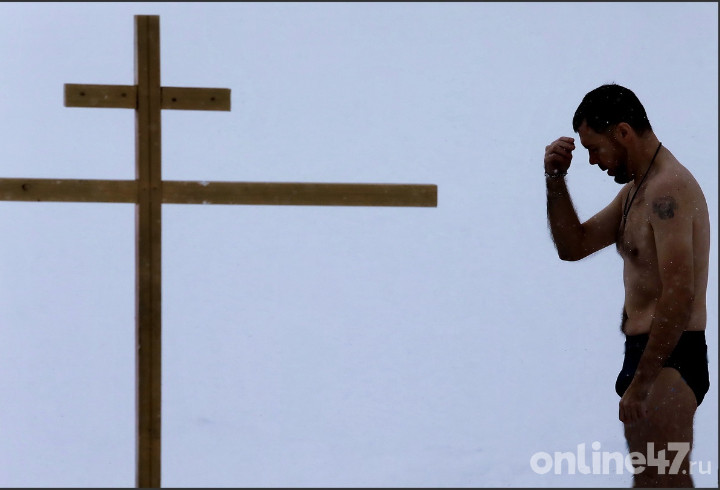 Фоторепортаж: как православные христиане окунались в проруби на Крещение Господне