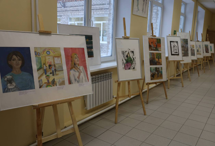 Выставка детских рисунков о педагогах и наставниках Ленобласти открылась в Сосновом Бору
