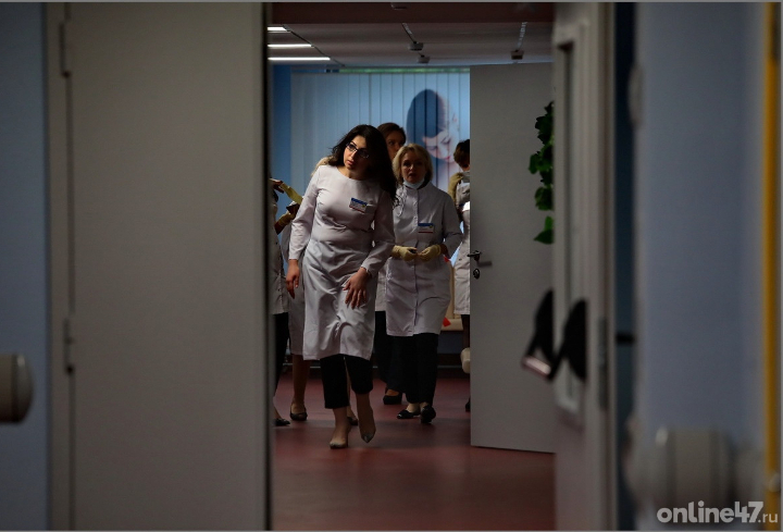 В родильном отделении Лужской больницы отремонтировали зал для выписки новорожденных