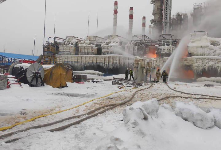 Видео: на месте пожара в порту Усть-Луга продолжается работа оперативных служб