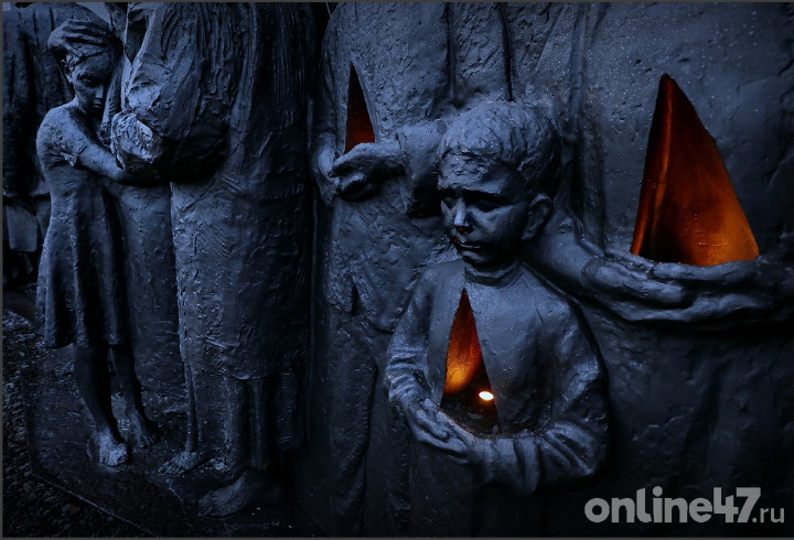 Люди массово едут посмотреть на новый мемориал жертвам фашистского геноцида под Гатчиной