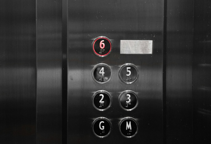 Жителям Ленобласти рассказали, что делать, если застрял в лифте