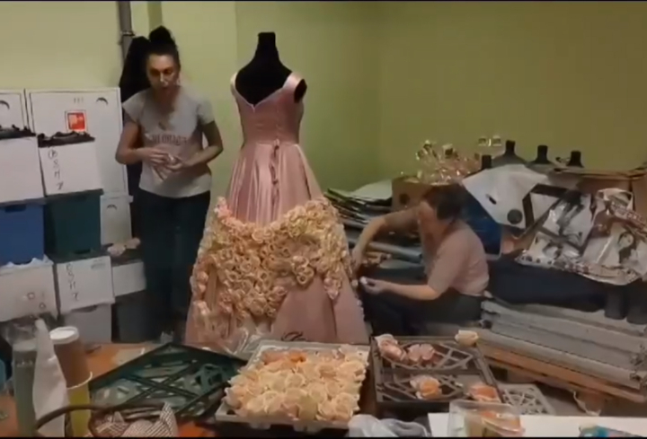 Ленинградские флористы собрали платье из тысячи роз для выставки «Россия» в Москве