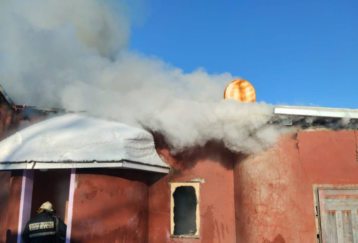 В Лодейнопольском районе локализовали пожар в здании с коммерческими помещениями