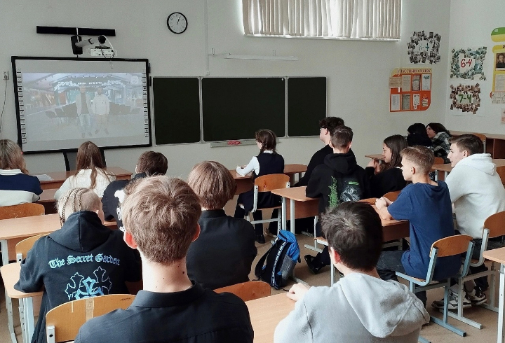 В школах Ленобласти провели занятие на тему «Россия креативная: узнаю творческие профессии»
