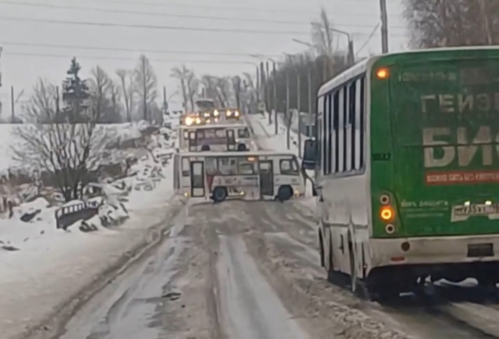 Автобусы не смогли заехать в горку и перегородили дорогу в Антропшино