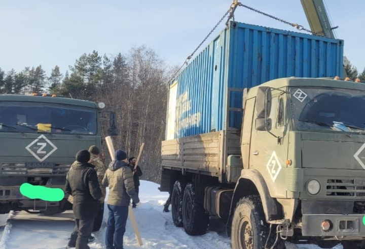 В преддверии 23 Февраля из Ленинградской области в зону СВО направили две мобильные бани