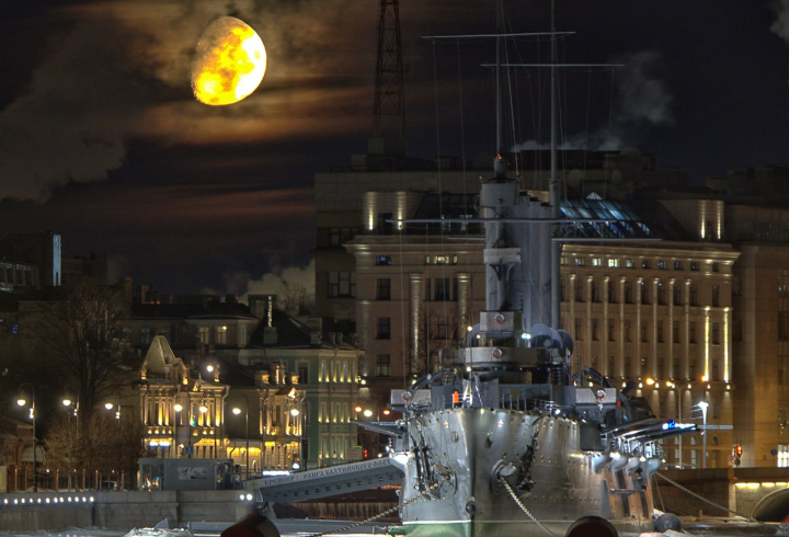Петербургский фотограф заснял луну с интересных ракурсов