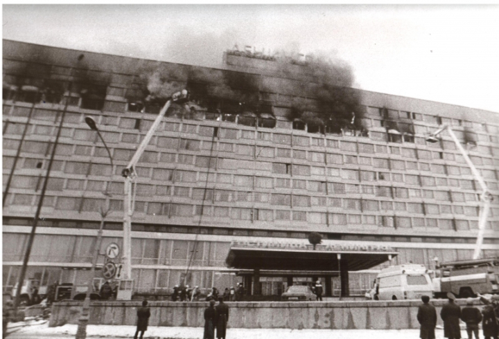 Пожарные Петербурга и Ленобласти вспоминают коллег, погибших при пожаре в гостинице «Ленинград»