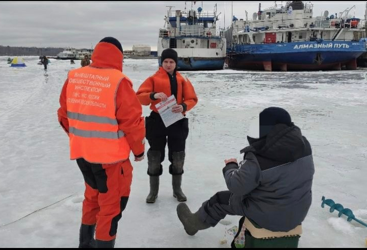 Спасатели Ленобласти провели мониторинг ледовой обстановки в бухте Петрокрепость