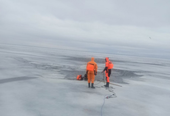 На Ладожском озере спасли провалившихся под лед рыбаков на снегоходе
