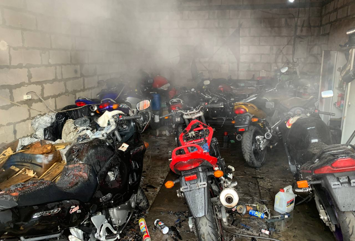 Пожарные Ленобласти спасли из огня 10 мотоциклов