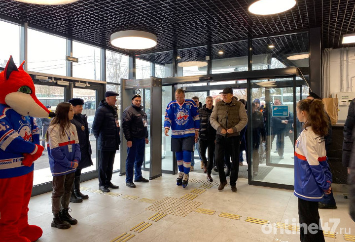 Александр Дрозденко приехал на ледовую арену «Флагман» в Выборгском районе