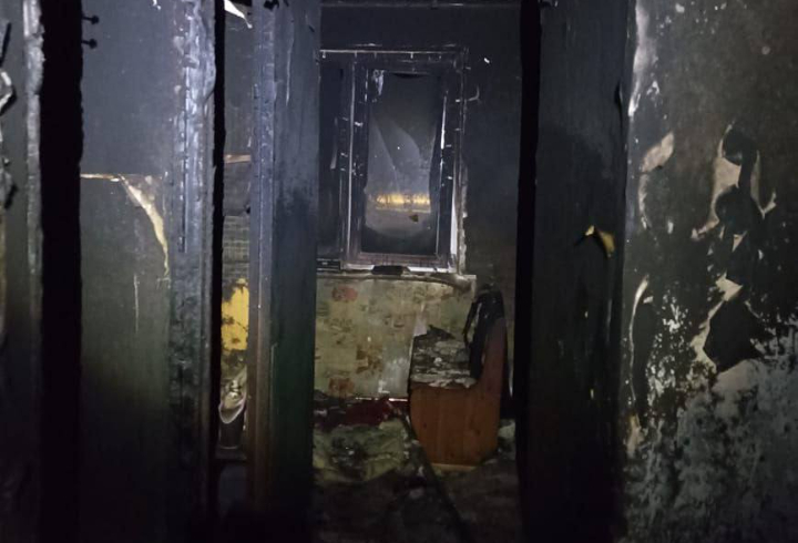 Более 30 человек эвакуировали из многоэтажки в Кингисеппе, где загорелась квартира