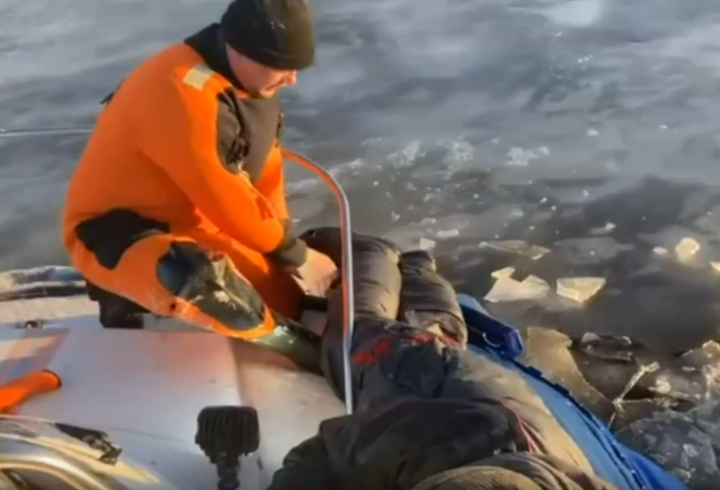 Спасатели Ленобласти выудили из реки Волхов двух рыбаков