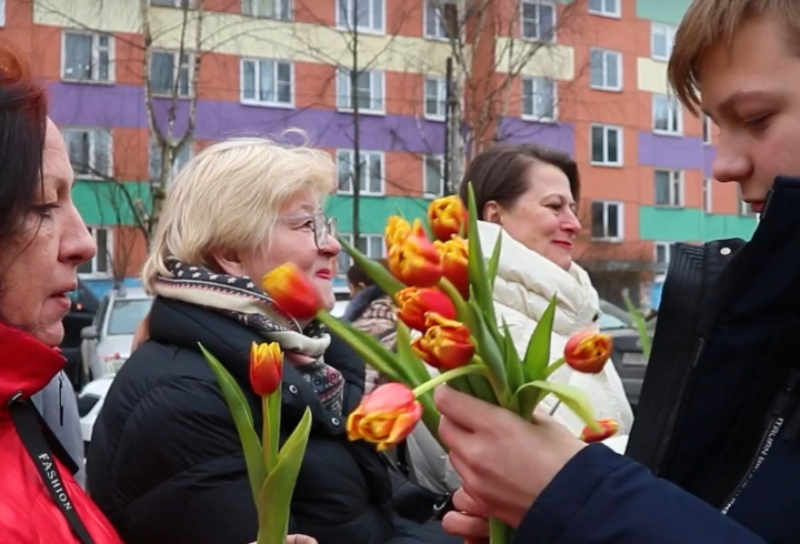 Юные активисты «Движения Первых» подарили жительницам Сертолово 300 тюльпанов
