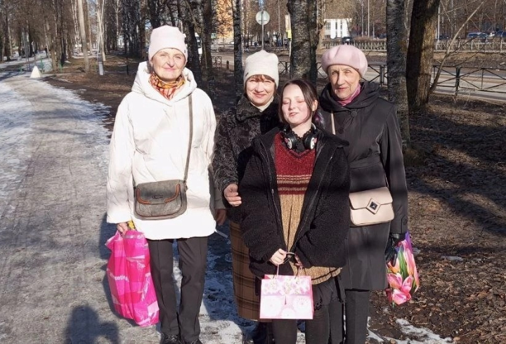 Волонтеры поздравили женщин с праздником в Кировском районе