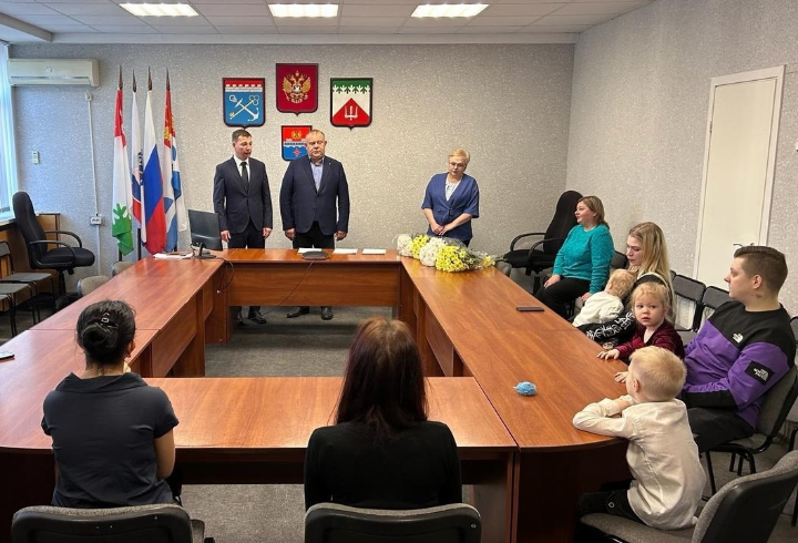 Четыре семьи из Волховского района получили Свидетельства на приобретение жилья