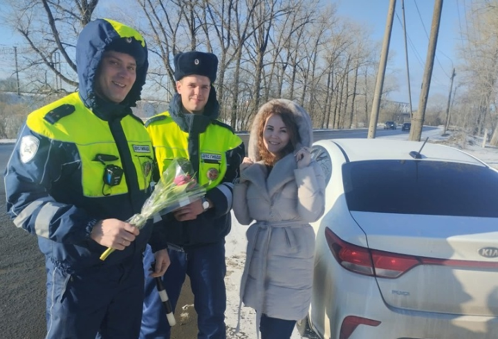 Женщин-водителей поздравили сотрудники Госавтоинспекции Волховского района