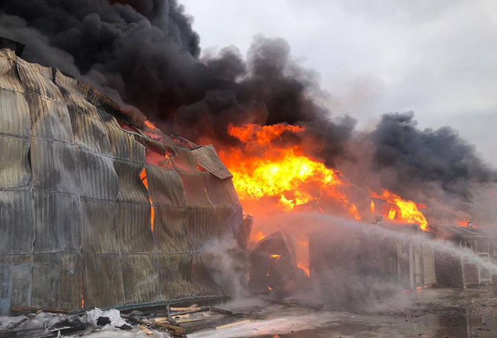 Видео: пожар в ангаре на Волхонском шоссе в Ломоносовском районе
