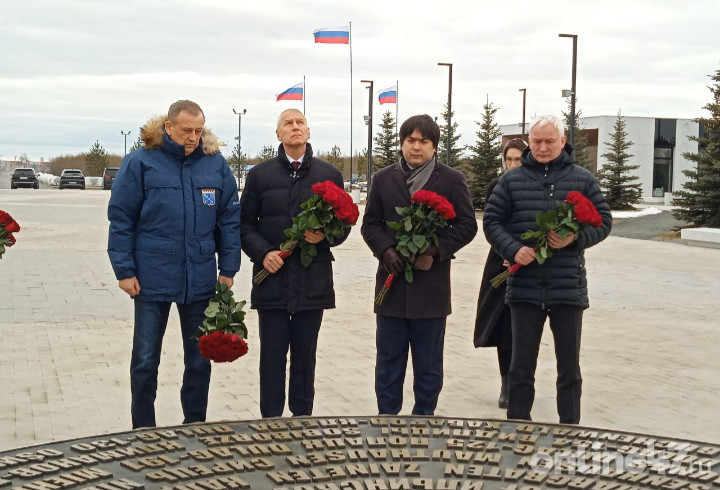 Министр спорта РФ Олег Матыцин и губернатор Александр Дрозденко возложили цветы к мемориалу вблизи Зайцево