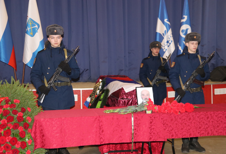 В Киришах с воинскими почестями похоронили участника СВО, награжденного орденом Мужества