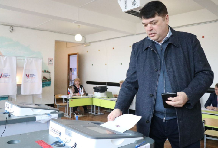 Сенатор Дмитрий Василенко проголосовал на избирательном участке в Шлиссельбурге