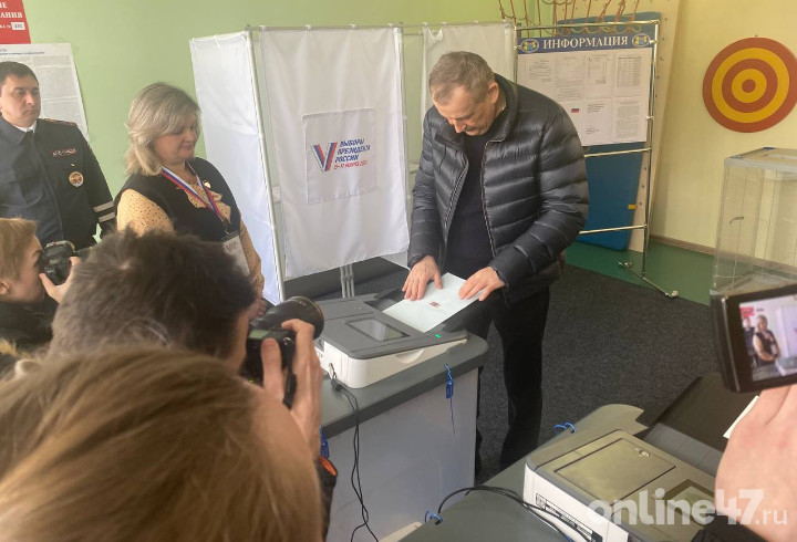 Губернатор Ленобласти Александр Дрозденко проголосовал на выборах президента