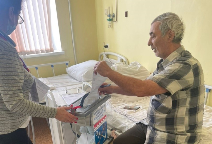 Тосненскую больницу посетили члены УИК с переносными урнами для голосования