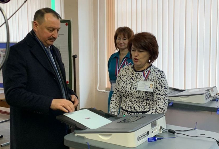 Глава Леноблизбиркома проголосовал на выборах президента России