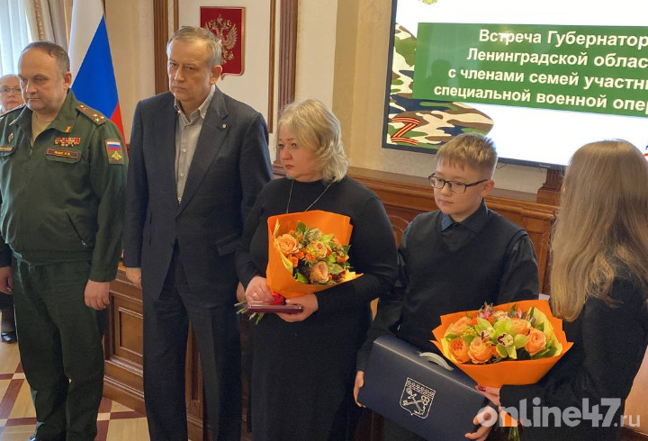 Александр Дрозденко вручил семьям погибших в ходе СВО бойцов ордена Мужества