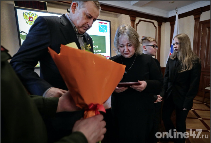 Фоторепортаж: Александр Дрозденко передал женам и матерям погибших героев СВО ордена Мужества