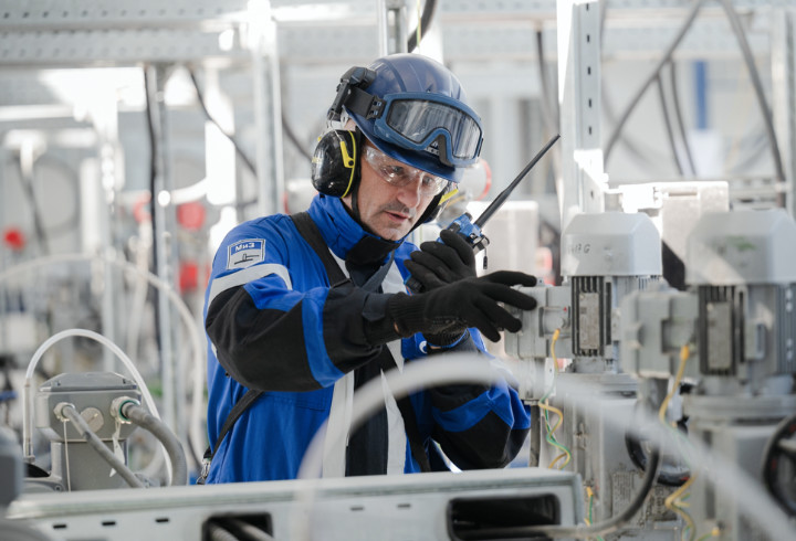 «Газпром нефть» запустила в Гатчине новый завод по переработке пластика