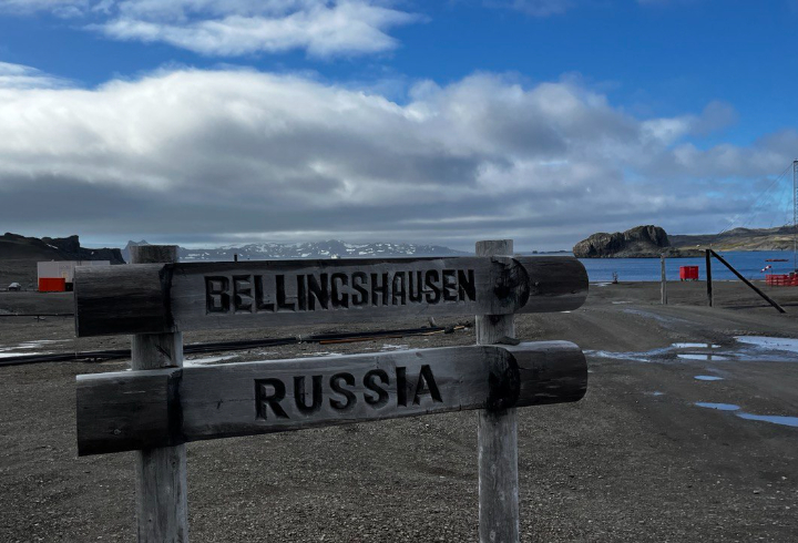 Исследователи и инженеры на станции Беллинсгаузен обеспечены надежными средствами связи