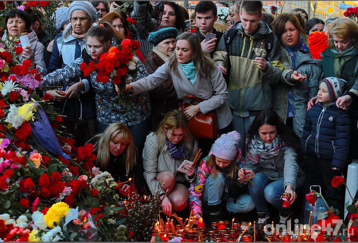 Жители Ленобласти несут цветы к мемориалам после теракта в «Крокусе»