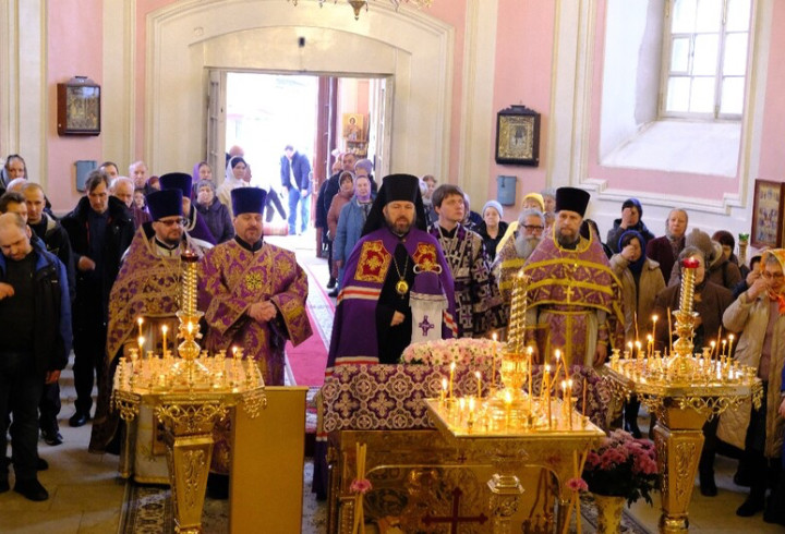 В Екатерининском соборе Кингисеппа Епископ Митрофан совершил Литургию