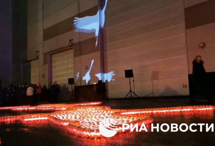 В память о жертвах теракта над Россией поднялись белые журавли