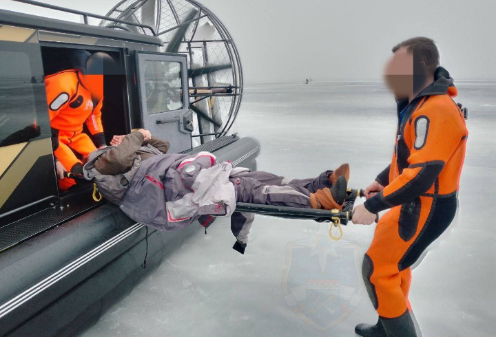 В палатке на льду Ладожского озера нашли двух мужчин без сознания