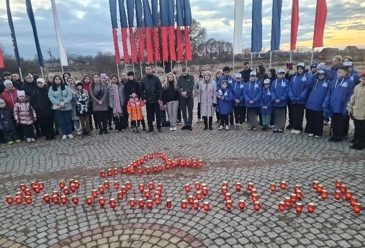 Жители Сланцев почтили память погибших при теракте в «Крокусе»