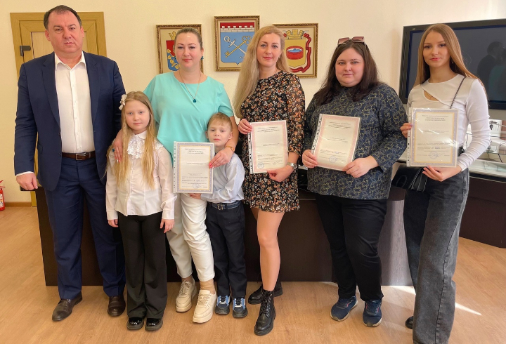 Молодые семьи из Луги получили сертификаты на покупку жилья