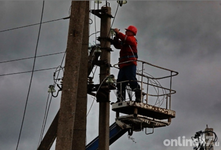 Работы по восстановлению поврежденных непогодой электросетей продолжаются в Ленобласти