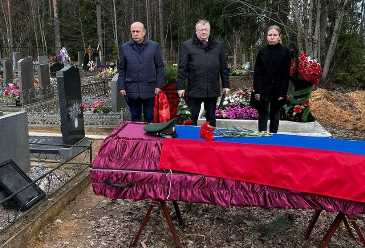 Церемония прощания с погибшим участником СВО Дмитрием Березой прошла в Сланцах