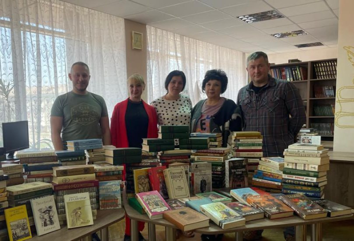 Ленинградские строители и транспортники передали книги в библиотеку Енакиево