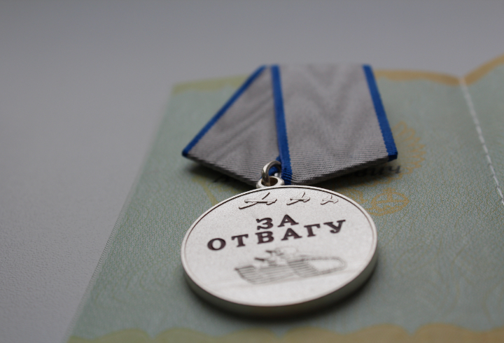 В Гатчине вручили награды и удостоверения ветерана боевых действий участникам СВО